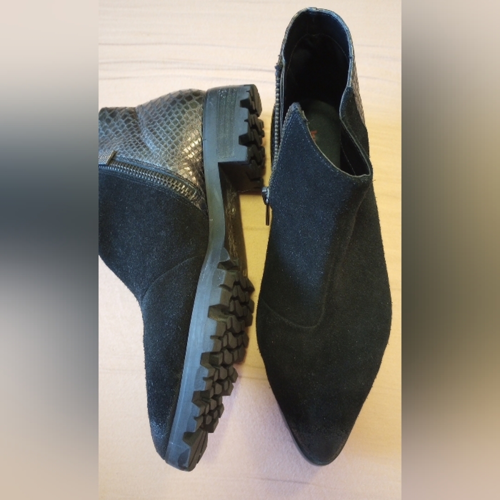 New! Black Suede and Snake Skin Zippered Ankle Boots Size 10/41